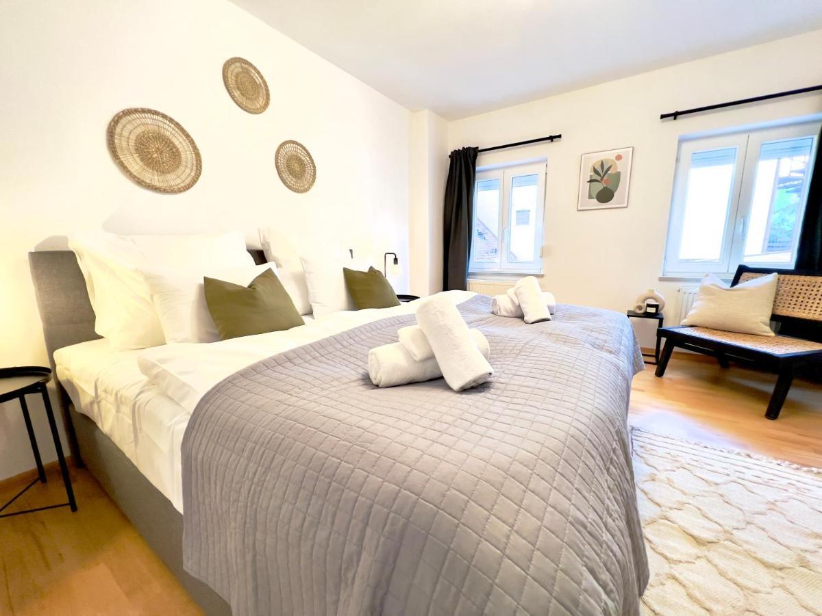 Stylische Zentrale Mit Kueche Und Parkplatz In Seitenstraße *